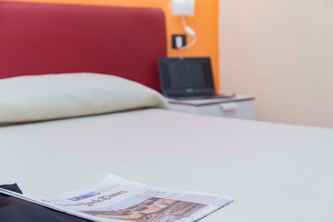 Palazzo Carafa Della Spina Room And Apartment Naples Exterior photo