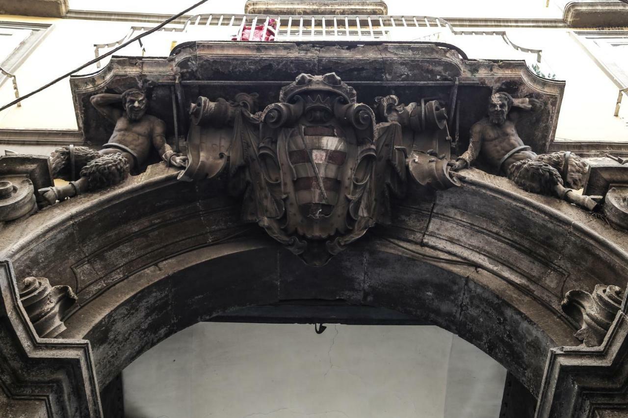 Palazzo Carafa Della Spina Room And Apartment Naples Exterior photo