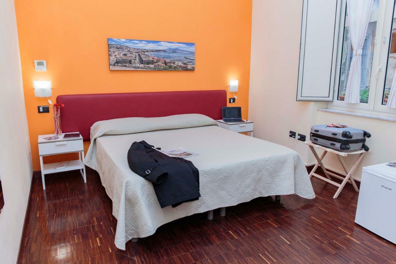 Palazzo Carafa Della Spina Room And Apartment Naples Exterior photo