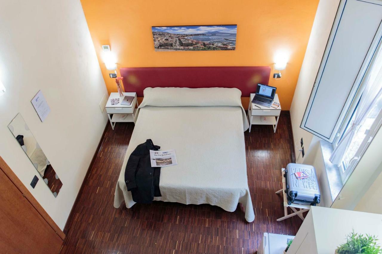 Palazzo Carafa Della Spina Room And Apartment Naples Exterior photo