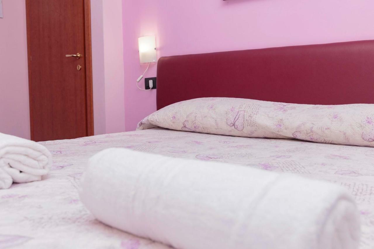 Palazzo Carafa Della Spina Room And Apartment Naples Exterior photo